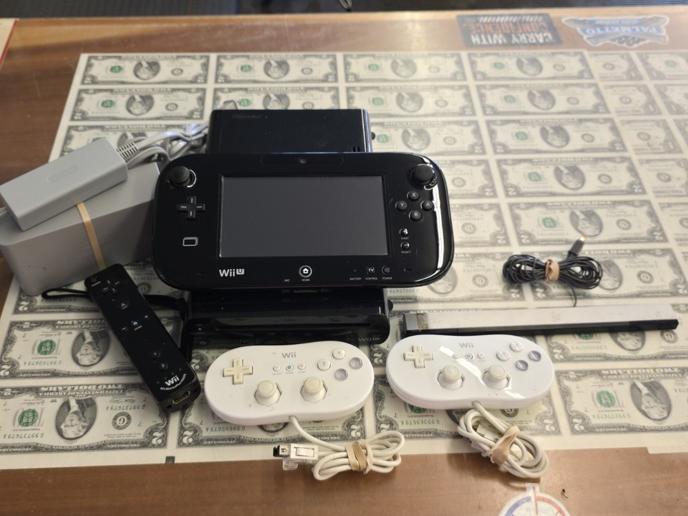 Nintendo Wii U Console Black Game Console Bundle Gamepad 32GB + Gamepad Charger