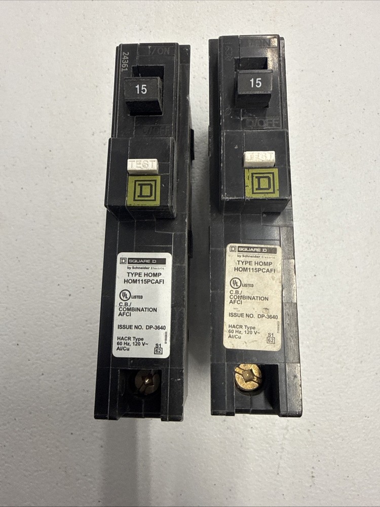 Lot 2 Square D Homeline 15-amp Combination arc fault Plug-On Neutral HOM115PCAFI