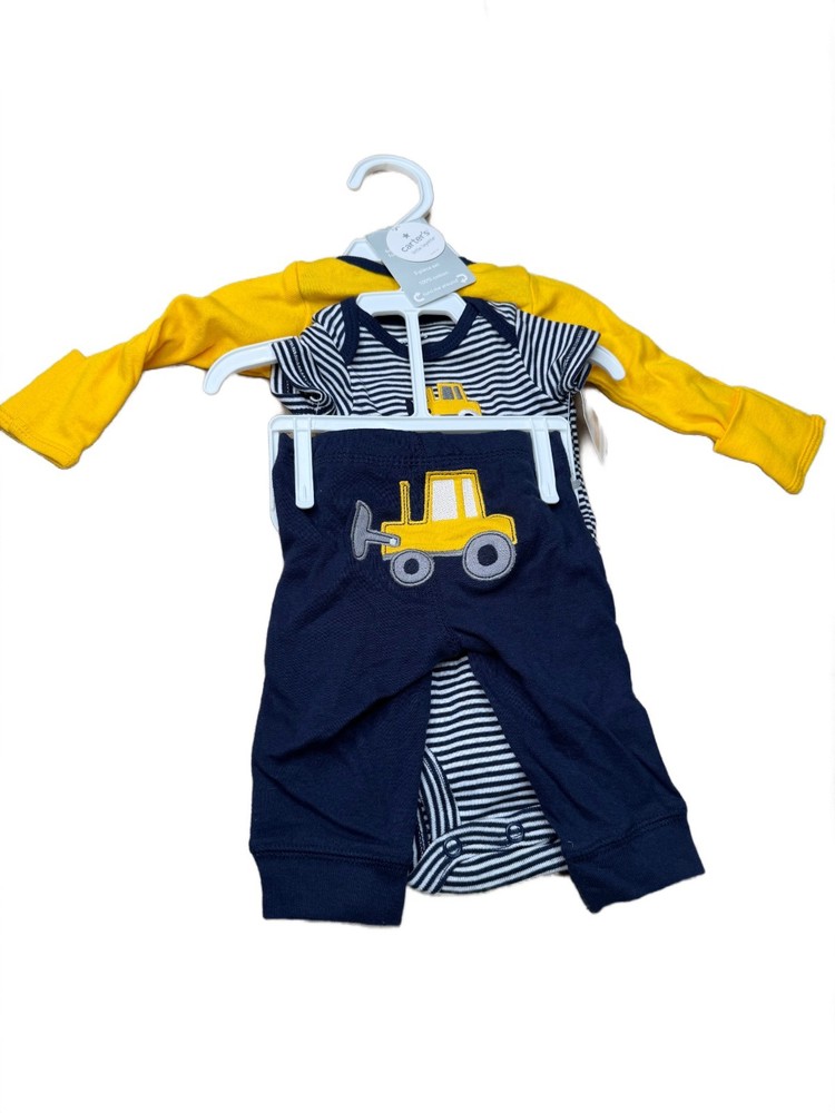 New with tags Carter’s 3-piece baby outfit set.