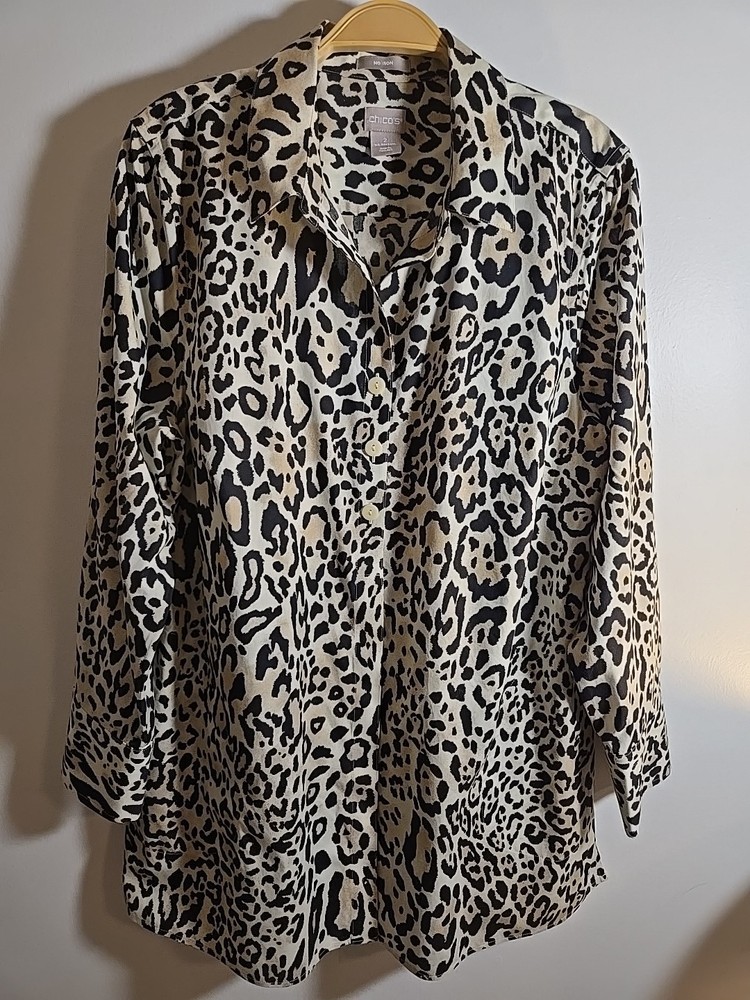 Chico's No-Iron Animal Print Button Down Shirt Blouse Size 2 Pockets