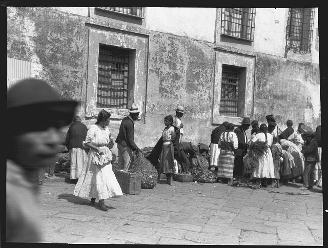 Photo:Antigua Guatemala 1899 Market Crowd City Life Arnold Genthe
