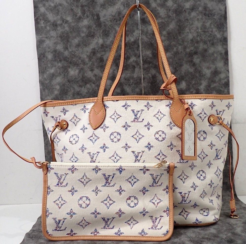 Louis Vuitton Neverfull MM Monogram Tote Bag with Pouch M24905