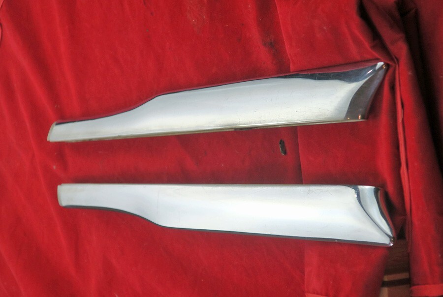 1959 OLDSMOBILE FENDER  Crown CHROME TRIM 575171