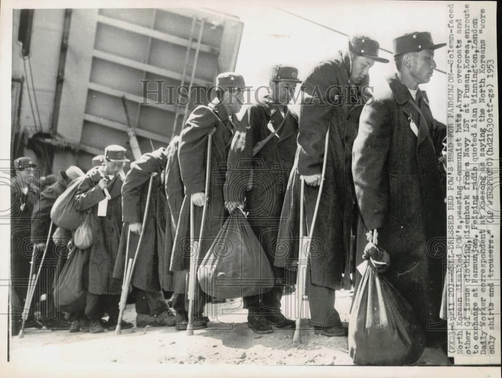 1953 Press Photo North Korean POWs disembark from a Navy LST in Pusan, Korea