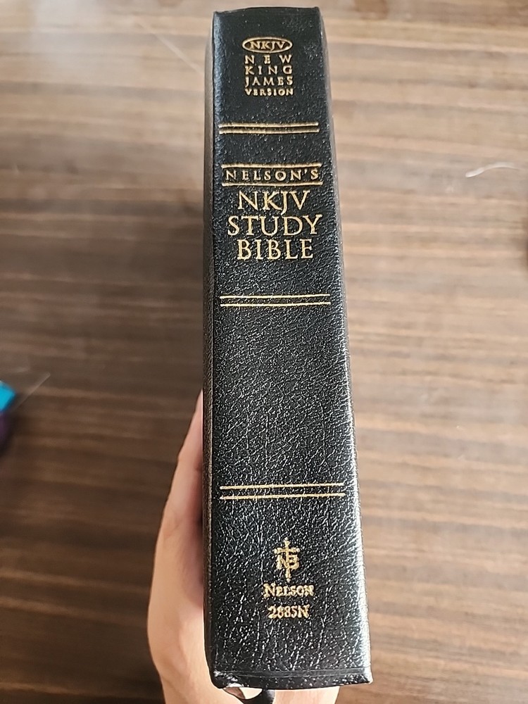 The Nelson Complete Study Bible System 2885 NKJV Black Bonded Leather 1997