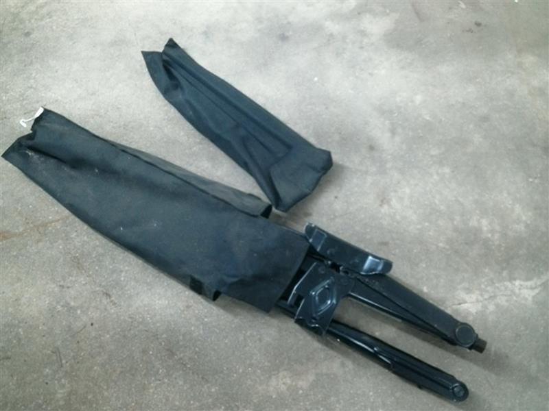 TOWN COUN 2014 Jack 104675301 NO FOAM TRAY NO SPARE TIRE