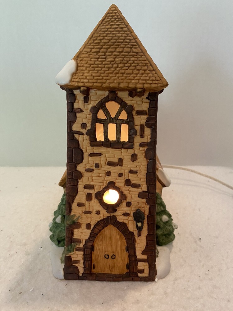 Dept 56 Dickens Village Heritage Collection Church 6516-1 with Box and Light Excellent Condition