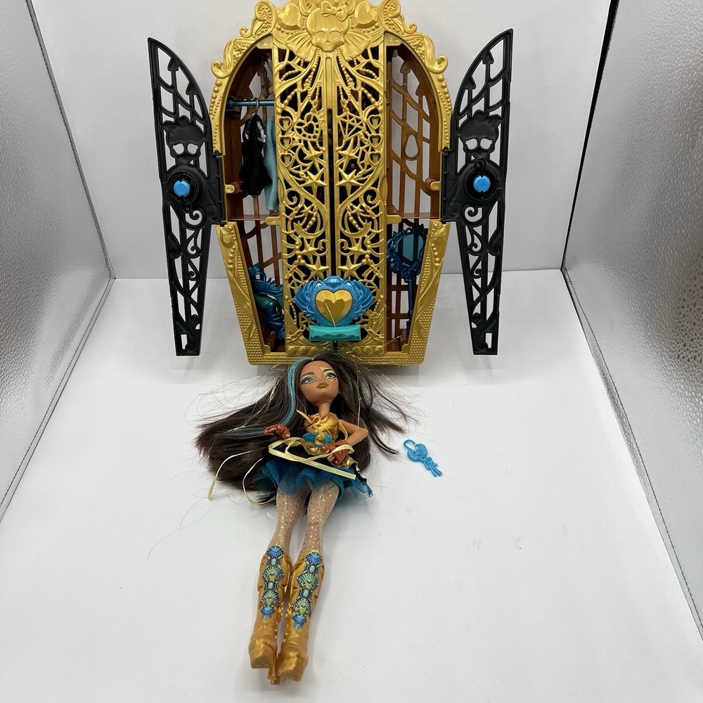 Monster High Playset Skulltimate Secrets Cleo De Nile Dress Up Closet & Doll