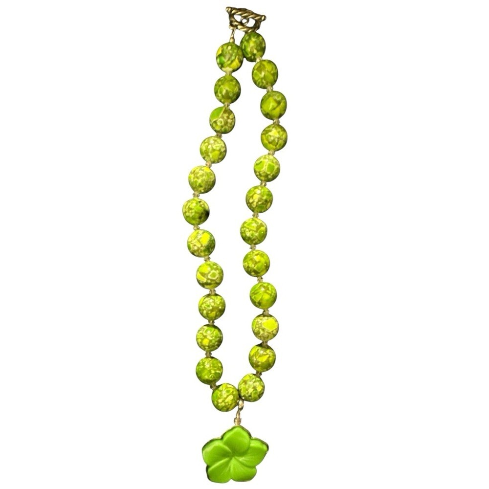 Green speckle beaded necklace with detachable flower pendant and silver clasp