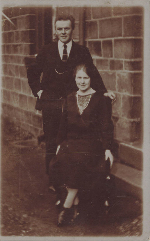 MAN & WOMAN OUTSIDE STONE BLDG FASHION PORTRAIT REAL PHOTO POSTCARD 1920s RPPC