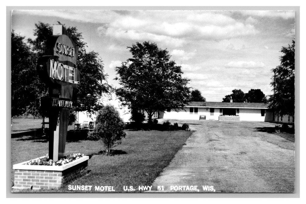 Portage, WI Wisconsin Sunset Motel Hwy. 51  Real Photo Postcard RPPC Posted 1960