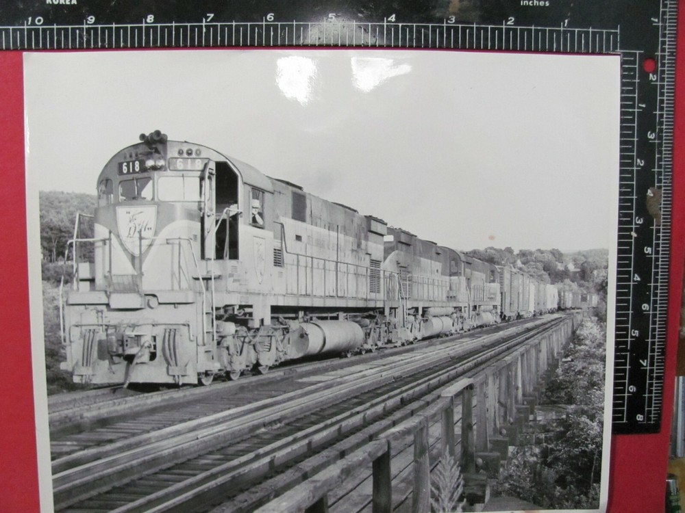 DELAWARE & HUDSON RAILROAD 3 DIESEL LOCOMOTIVES w FREIGHT B&W 8x10 B&W  PHOTO B