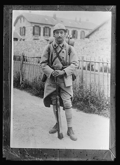 Photo:World War I French Soldier 1915-1920 Uniform Rifle Backpack