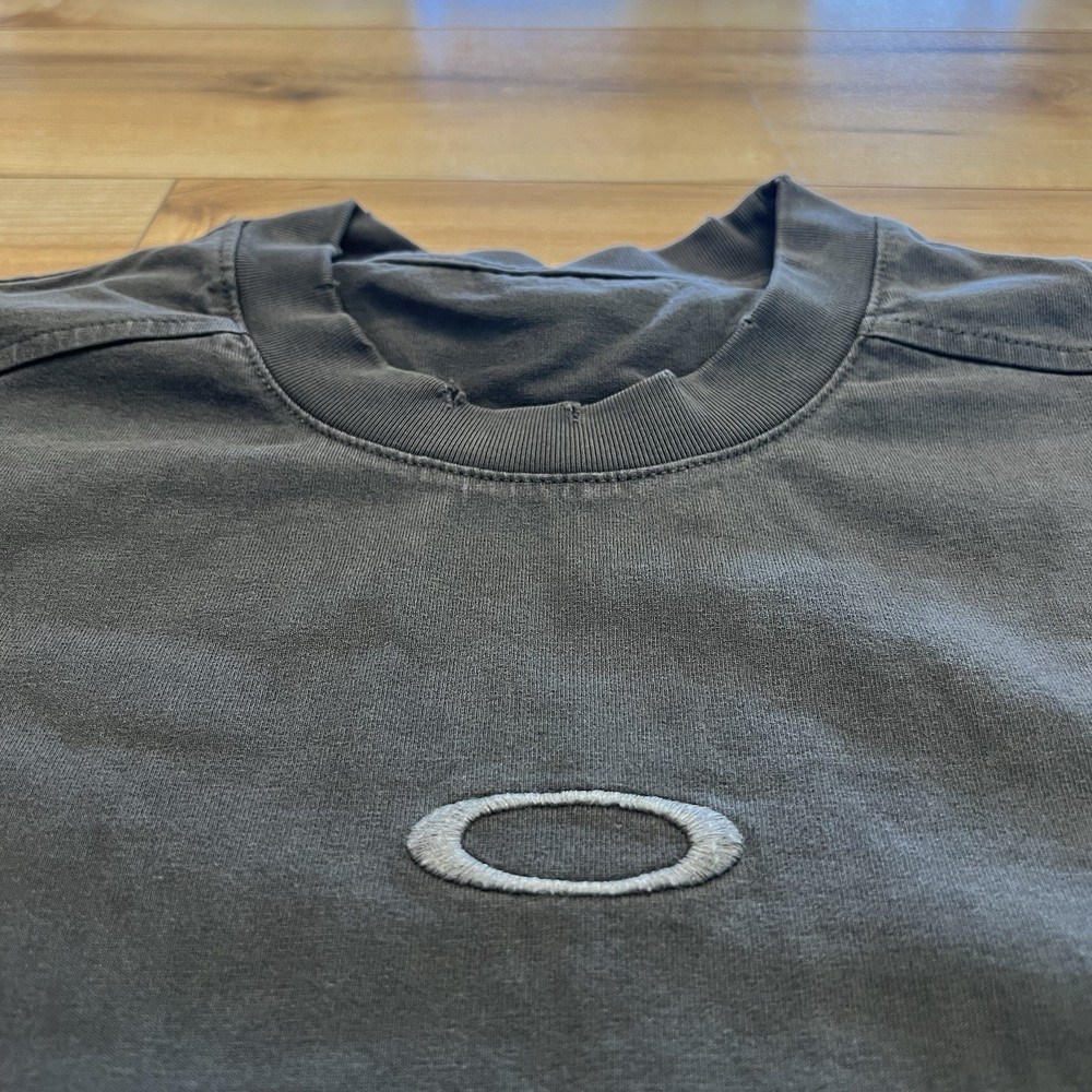 Oakley Men's Vintage T-Shirt Center Logo Graphic Size Medium