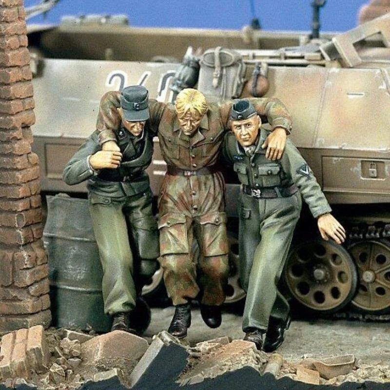 1/35 WW2 German Soldiers Helping Wounded – 3 Resin Figures Diorama Model Kit