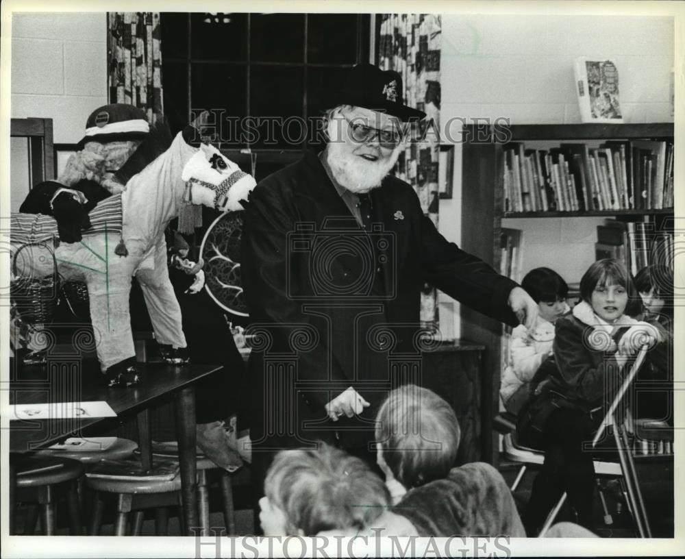 1983 Press Photo Irish storyteller Jeremiah Mahoney at Cedarburg Public Library