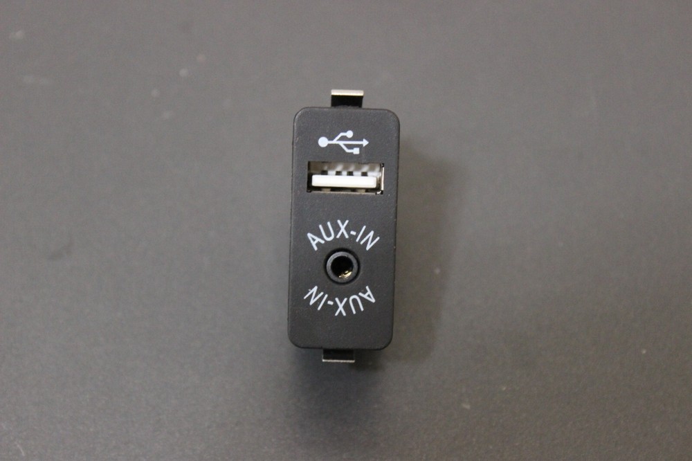 07-16 MINI Cooper Lower Dash Aux USB Port Input Jack Connector R60 R56 R57