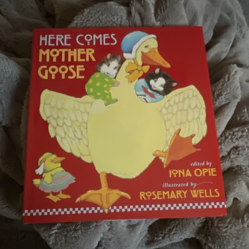 Here Comes Mother Goose by Iona Opie, Illustrated by Rosemary Wells, Hardcover