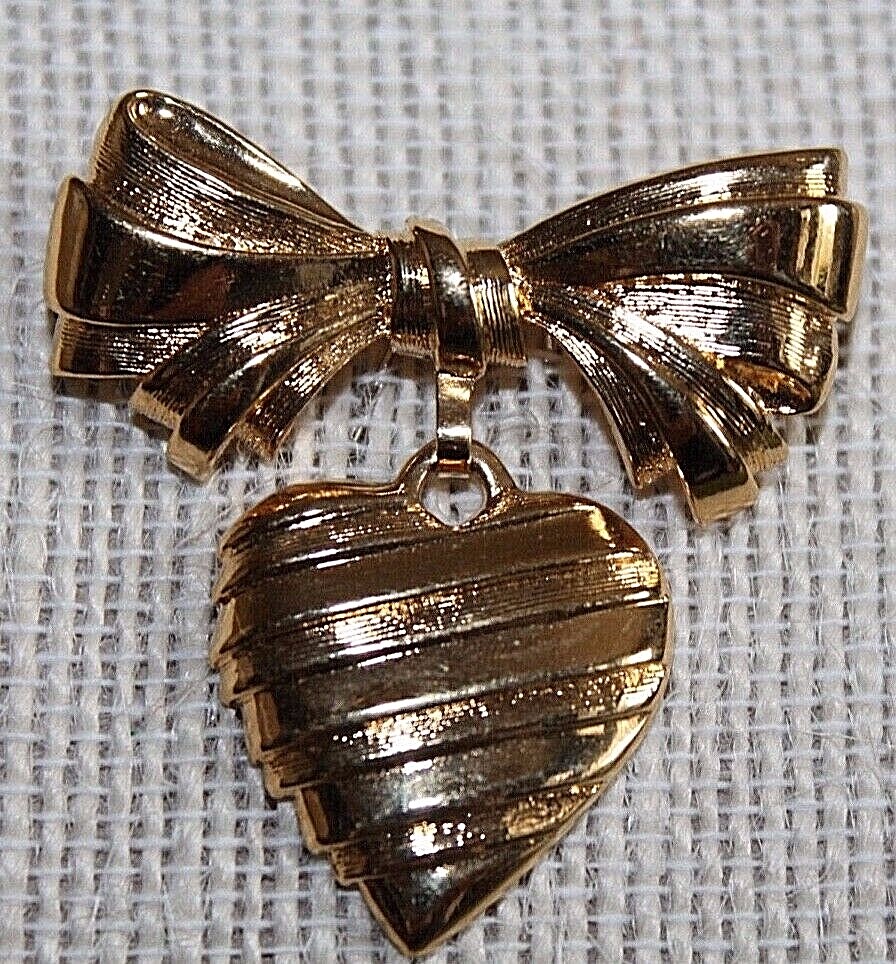 Broche Vintage Firmado por Diseñador AVON Pin Metal Dorado Amo a mi Abuela Grabado-image