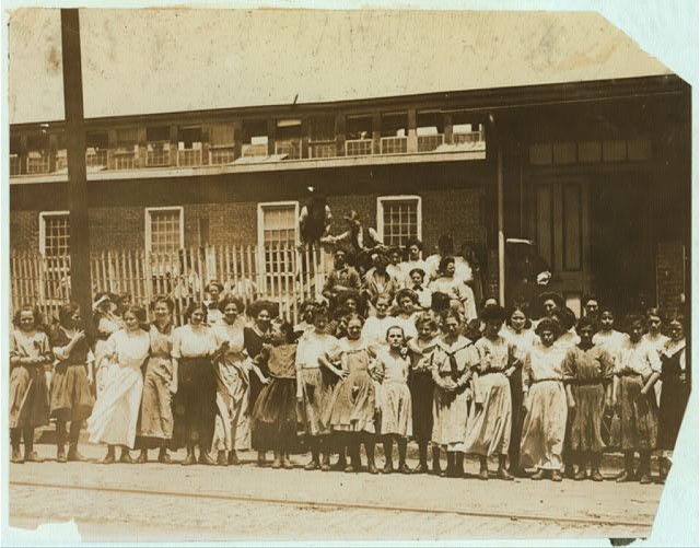 Photo:Wilmington Delaware 1910 American Tobacco Co girl workers gate