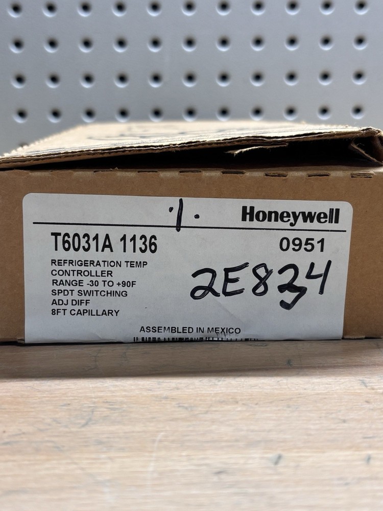 New in box Honeywell T6031A1136 Refrigeration Temp Controller -30 - +90F  8' Cap