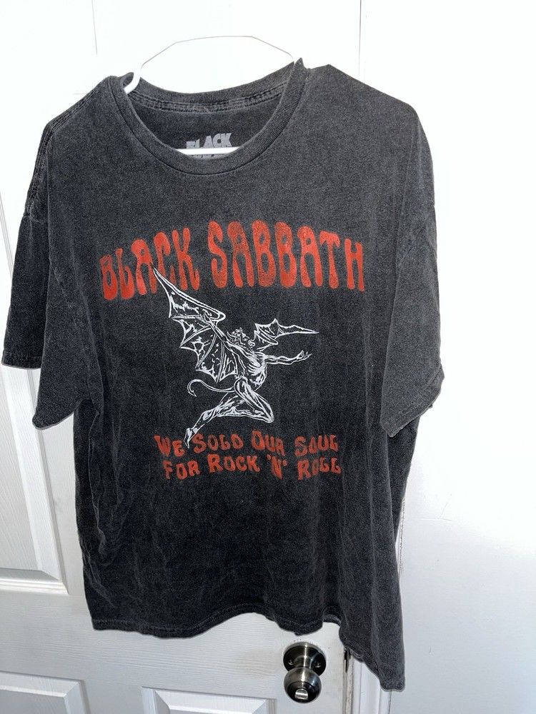 Black Sabbath T-Shirt Urban Outfitters Size Large Short Sleeve