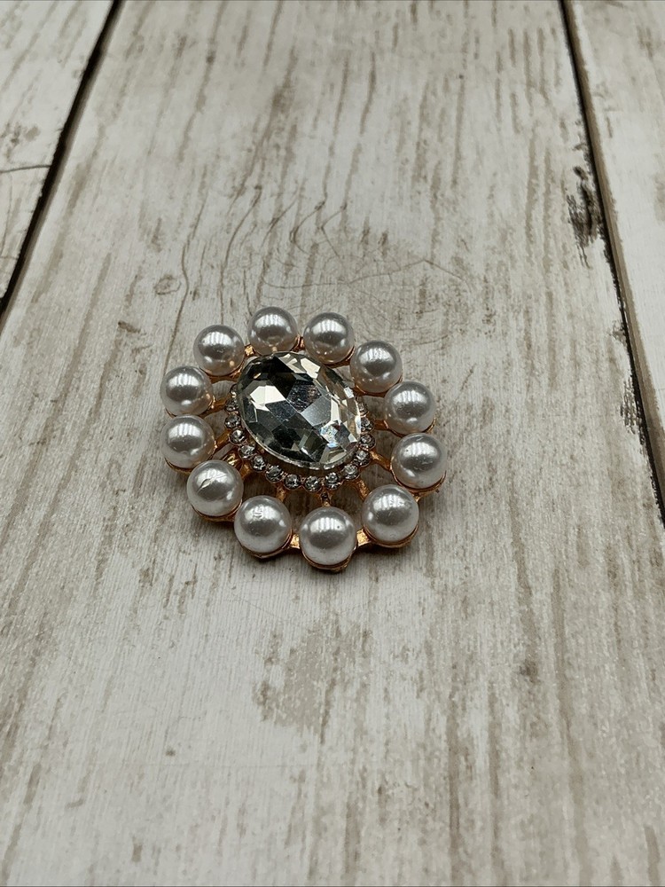 Elegant Oval Rhinestone Brooch with Pearl Border Accent for Classic Styling