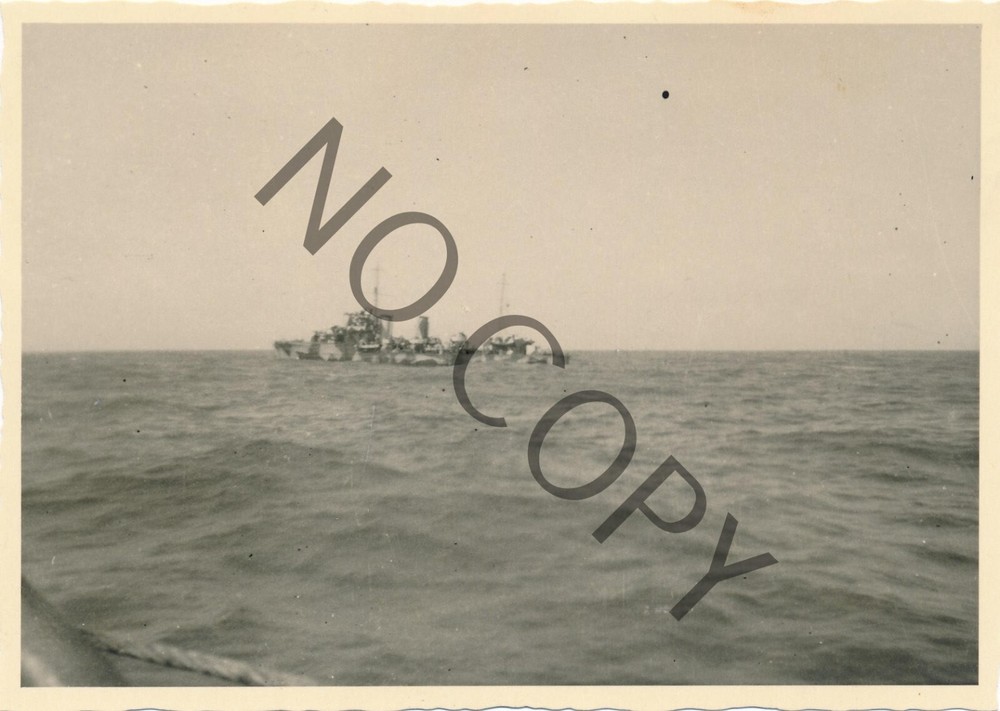 Photo WK2 - Navy Destroyer with Camouflage Paint A1.1