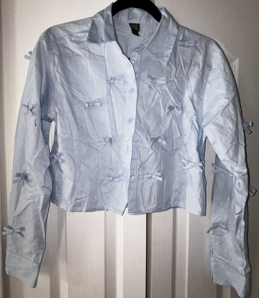 New w/o tags: Wild Fable Cropped Button Down Shirt With Bow Accents- lt.blue, XS
