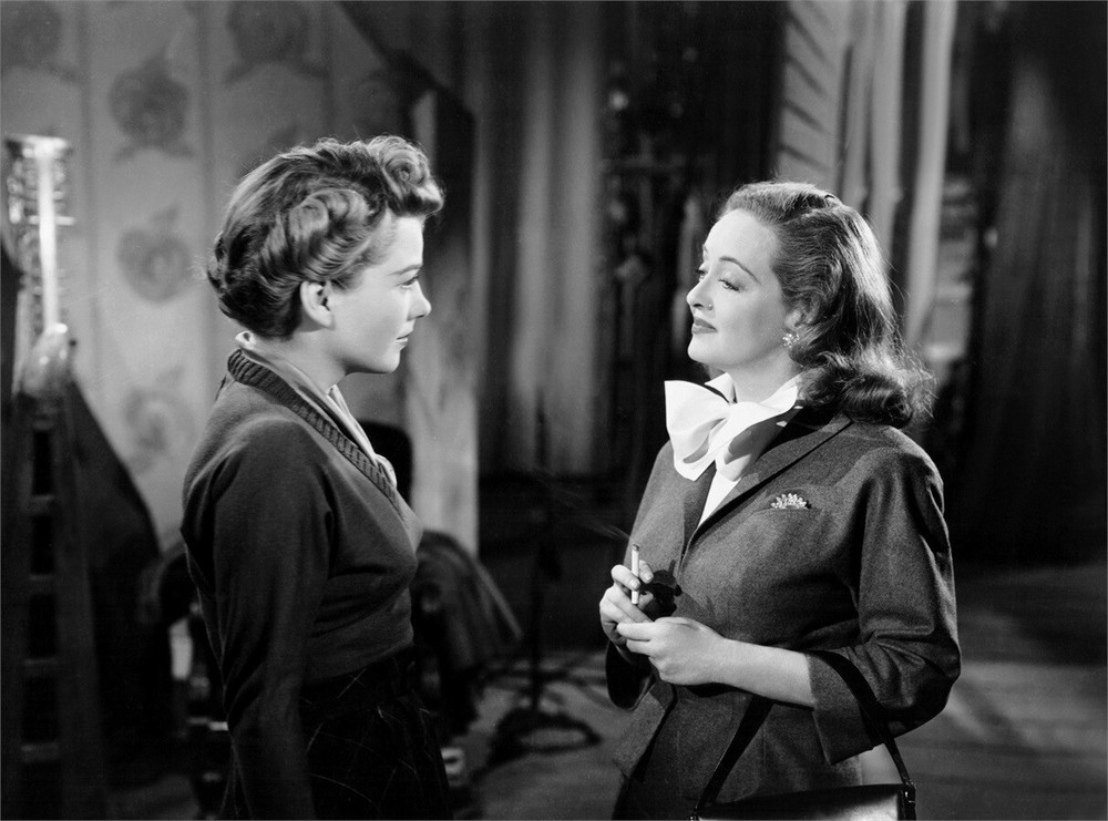 Bette Davis Talking To Her Friend 8x10 Picture Celebrity Print