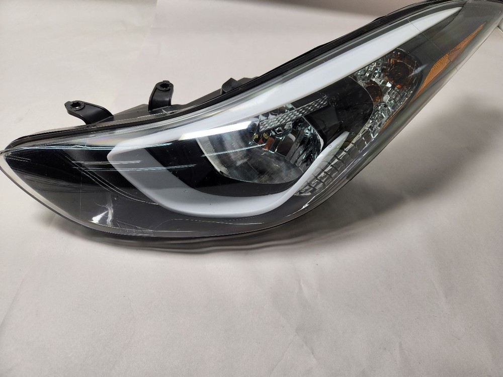 Used Right Headlight Assembly fits: 2016 Hyundai Elantra Cpe reflector US built
