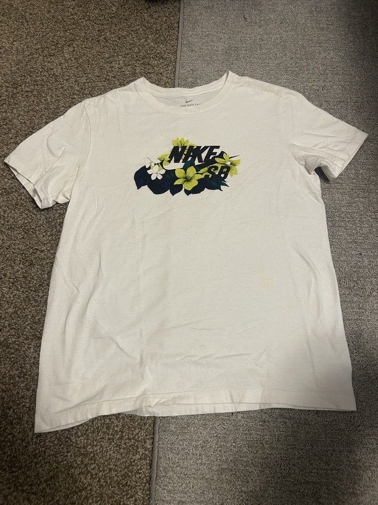 Nike SB Skateboarding T-Shirt size Medium flower design
