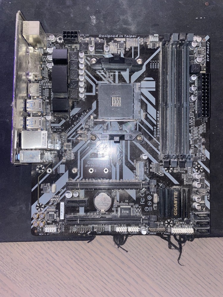 GIGABYTE B450M DS3H, AM4 Socket, AMD Motherboard With IO Shield | Slightly Used