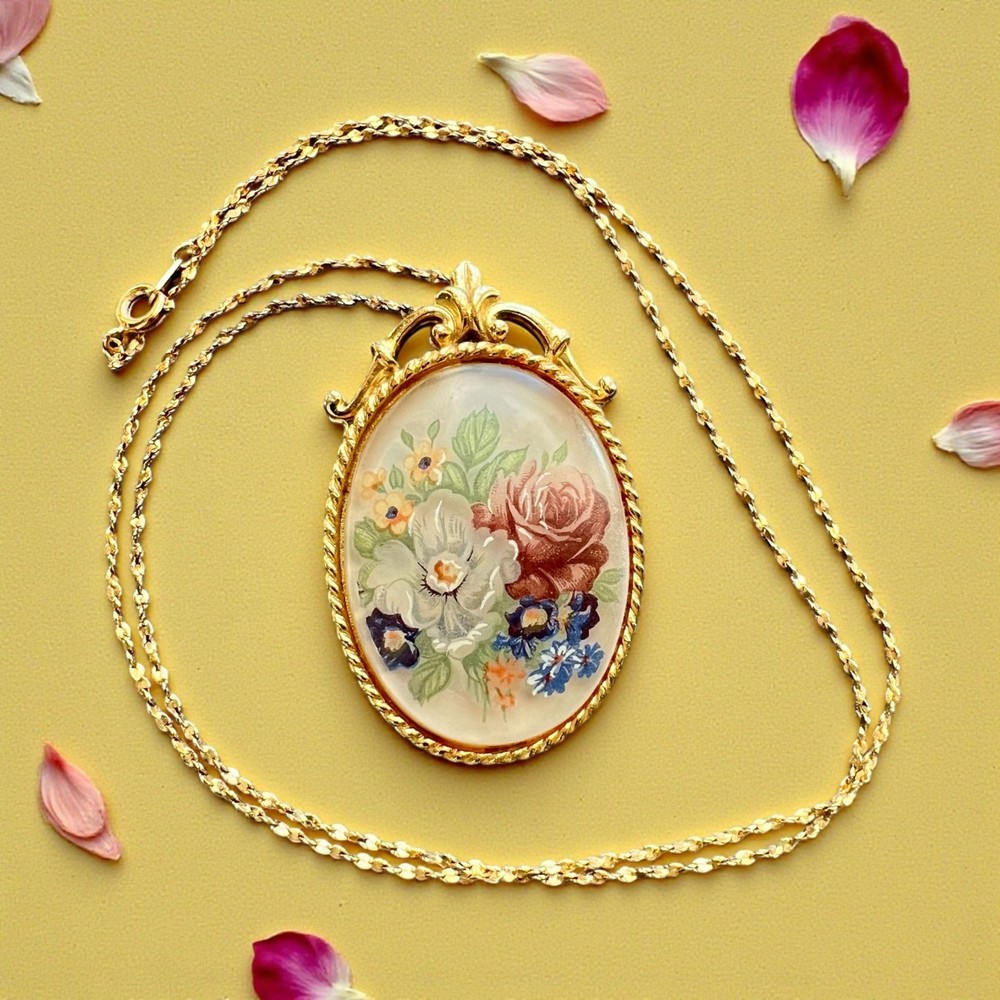 Vintage Lucite Transferred Flowers Pendant Gold Tone Necklace 30”