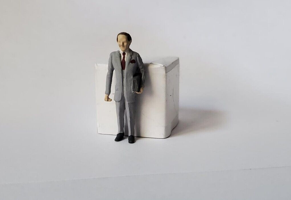 Arttista #1124 - Businessman Standing - O Scale Figure - Model Trains - New