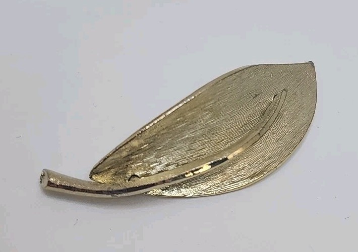 Vintage Signed BSK Leaf Brooch Pin Brushed Gold Tone Textured 3