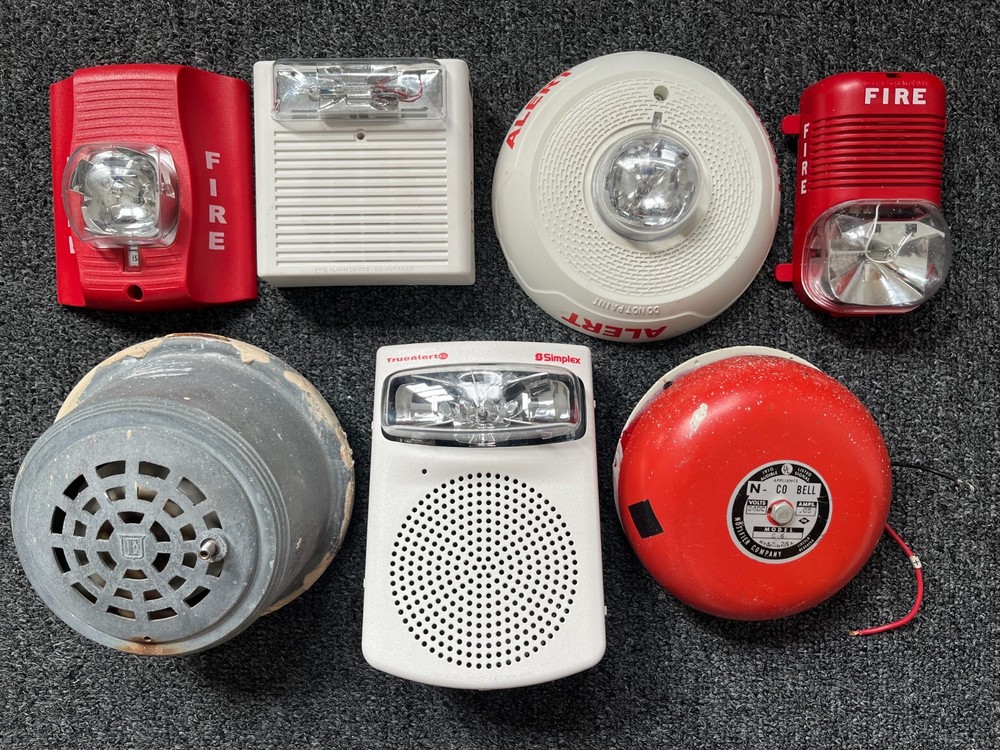 (Lot of 7) Fire Alarm Horns, Strobes, and Speakers FOR PARTS/REPAIR SEE DESC