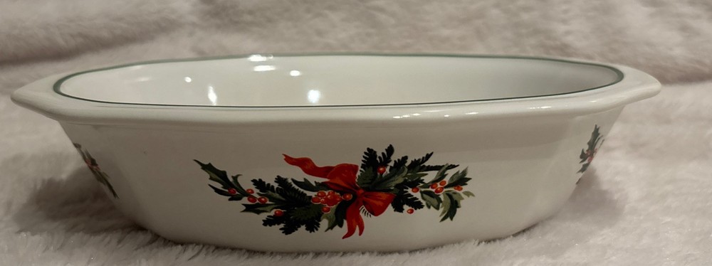 Vintage Pfaltzgraff Christmas Heritage 8.75 Inch Oval Vegetable Bowl Discontinued Pattern