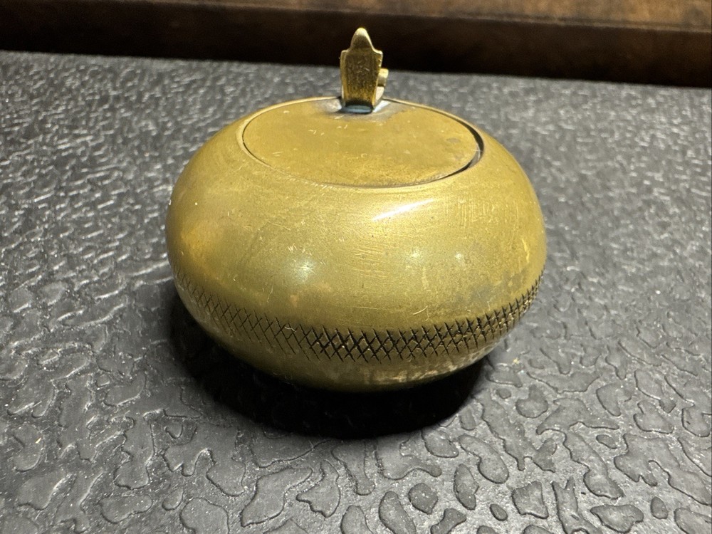 Vtg Brass Round Pocket Ashtray w/Flip Top Lid Tobacciana Purse Butler