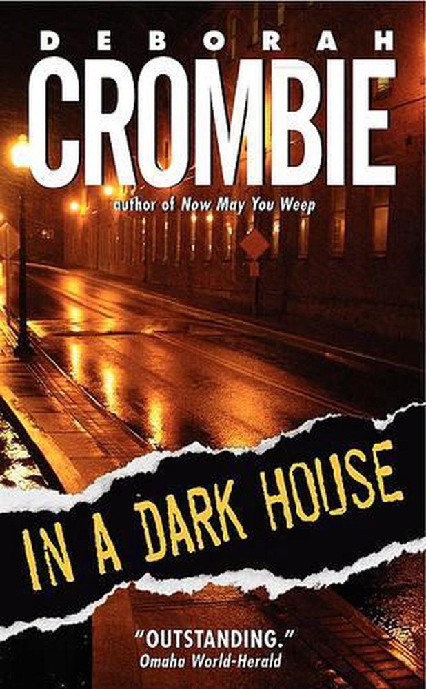 In a Dark House by Deborah Crombie (English) Paperback Book