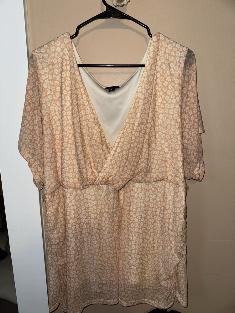 Torrid Plus Size 5 Peach White Floral Chiffon V-Neck Short Sleeve Blouse