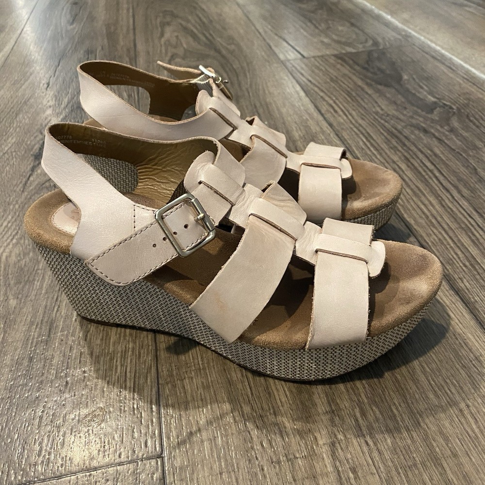 Clarks Calsynn Reece Womens Beige Wedge Heel T-Strap Slingback Sandal Size 8