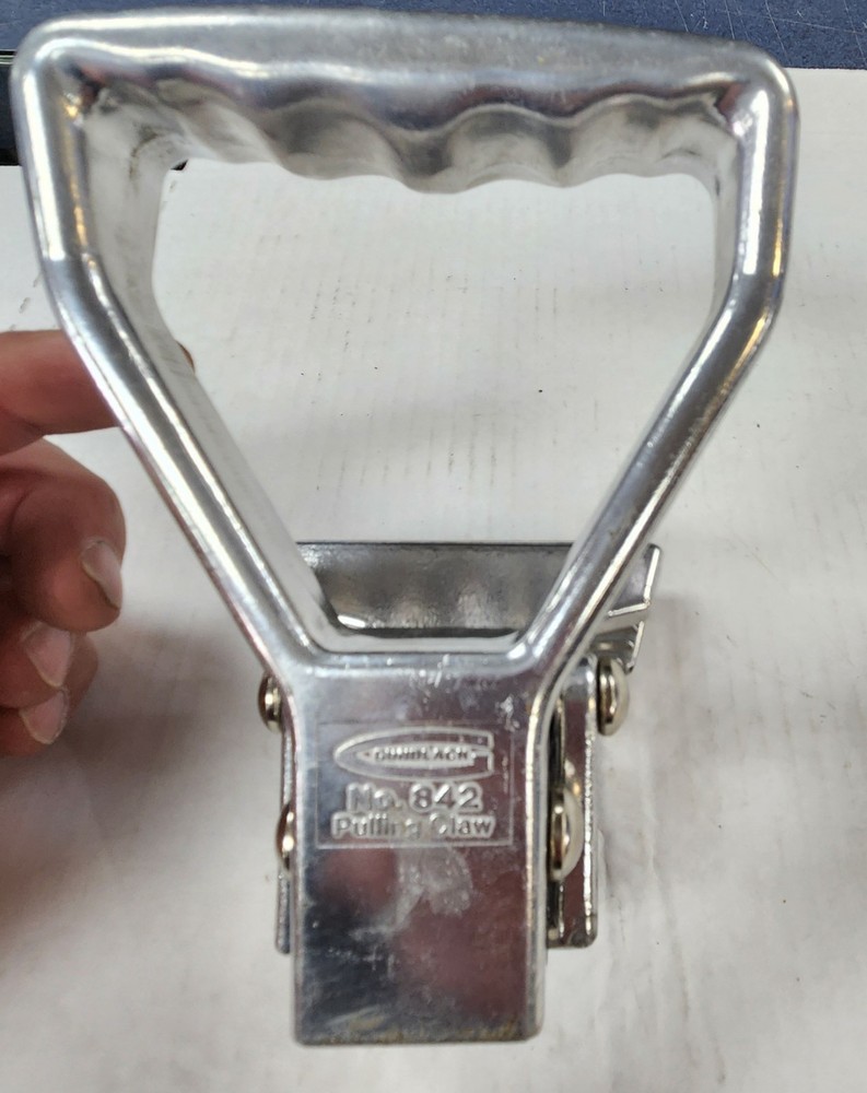 Aluminum Carpet Puller Tool Claw with Manual Clamping Activation for Pulling