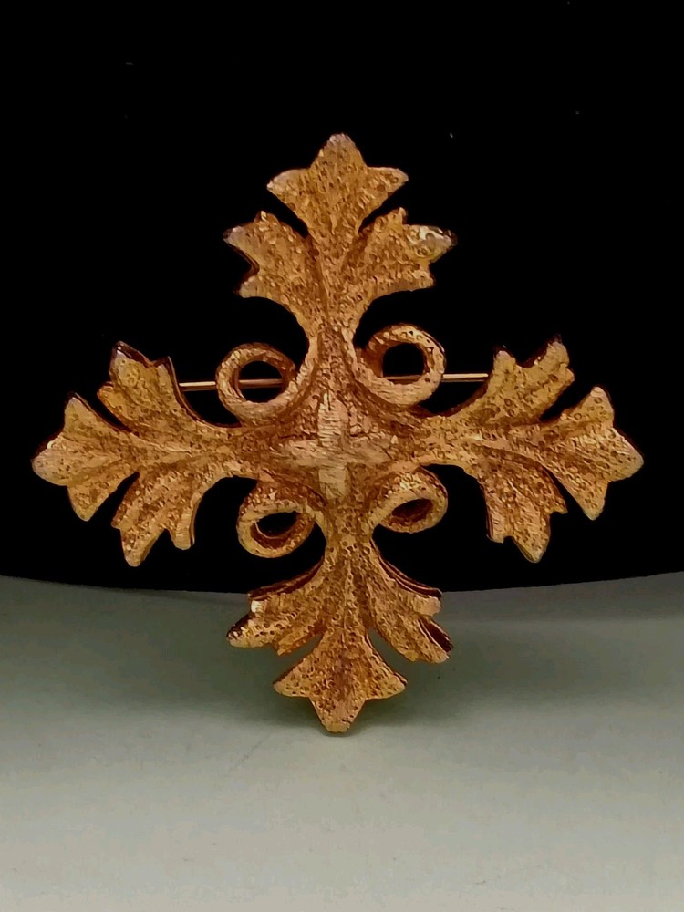 VANS Authentics Maltese Cross Textured Brooch Gold Tone 2752