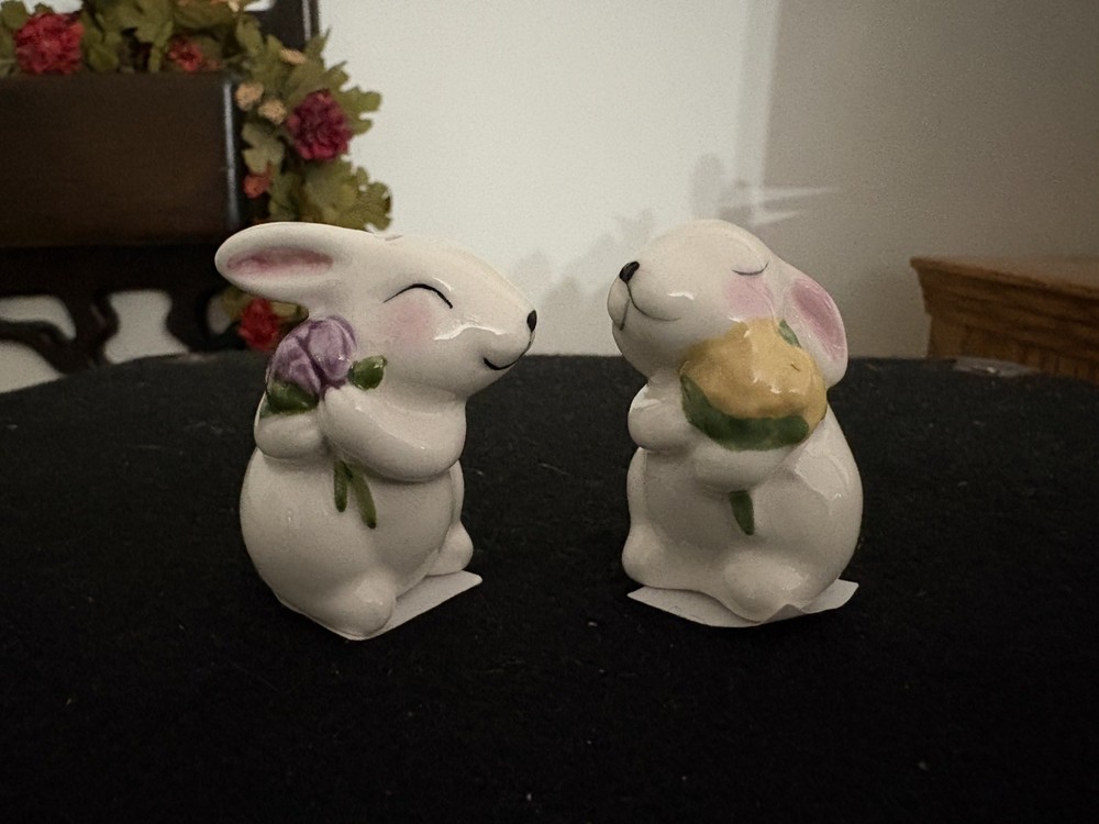 Cracker Barrel Mini  Salt And Pepper Shakers Bunnies With Flowers  NEW