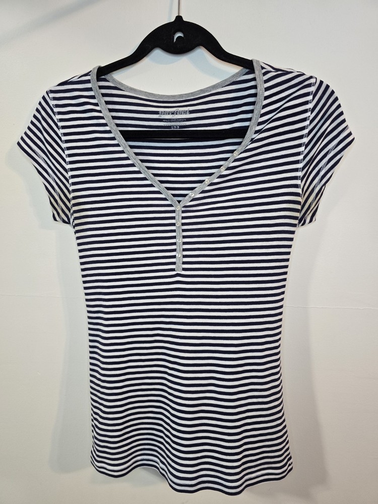 Women's Y2K Style Short Sleeved Cotton Blend V-Neck Button Accent T-Shirt Small
