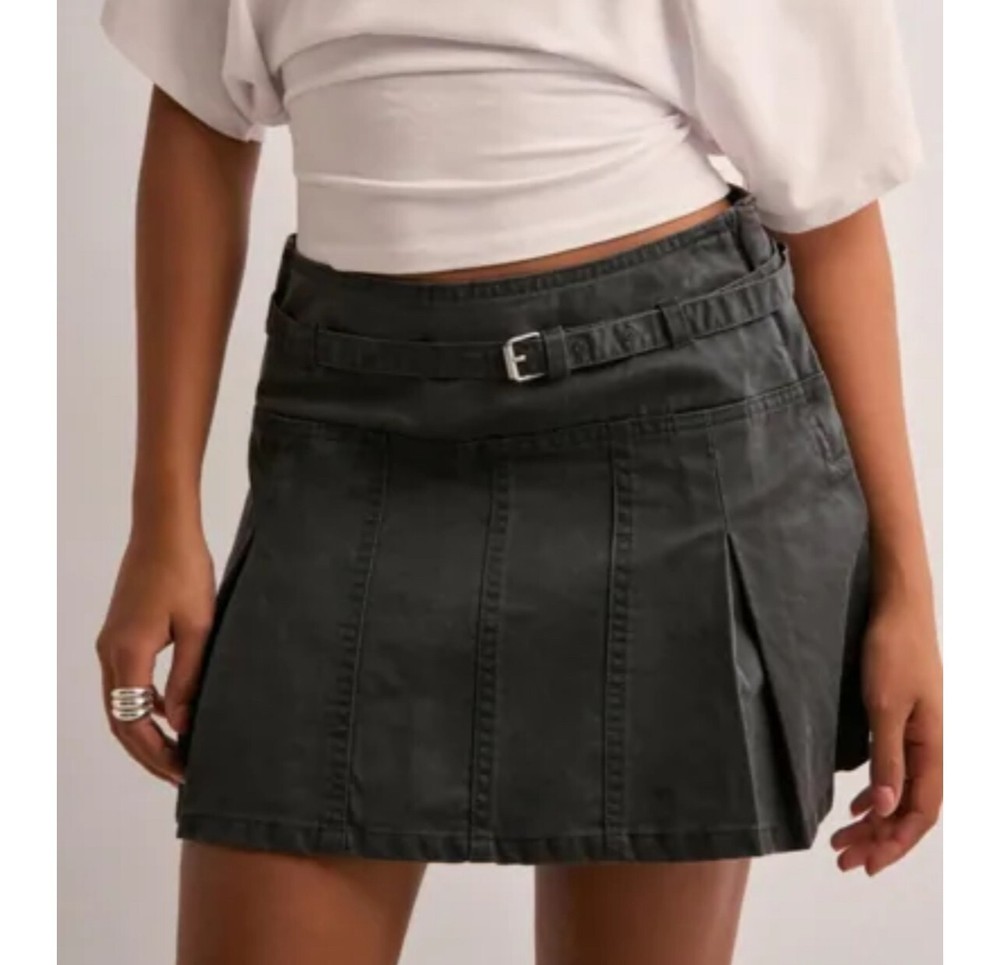 ZARA Black Pleated Balloon A-Line Mini Skirt in Size S