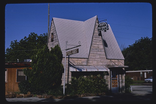 Photo:Pauls Valley Oklahoma 1982 Bob's Pig Shop Route 77 Gas Station