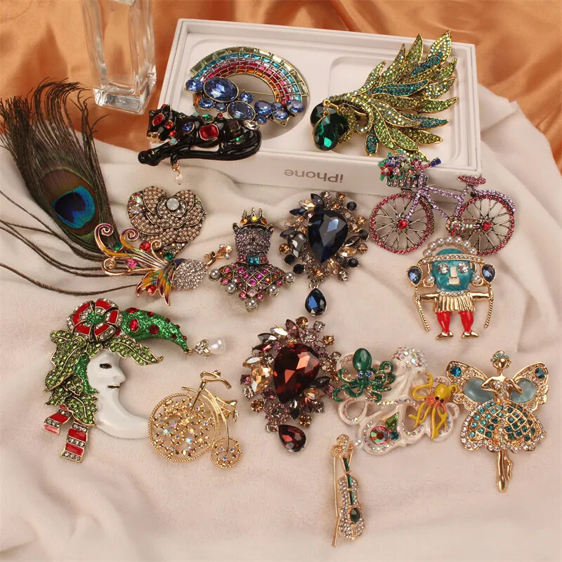 Charming Vintage Peacock Rainbow Bear Fairy Brooches Baroque Palace Corsage Pin