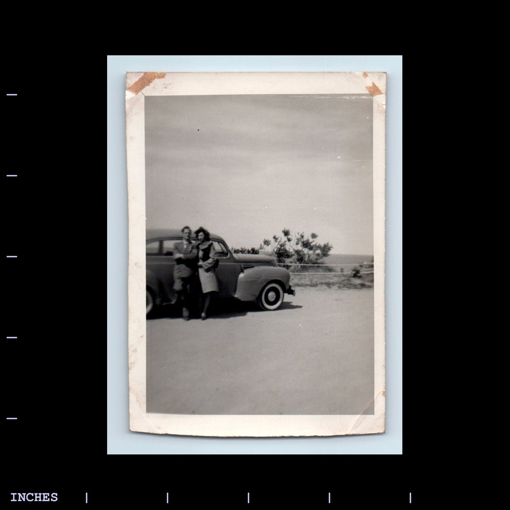 Old Vintage Photo MAN WOMAN AFFECTIONATE COUPLE CLASSIC CAR